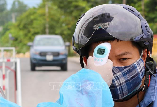 Daily on-site body temperature measurement being underway at local checkpoint (Photo: TTXVN)