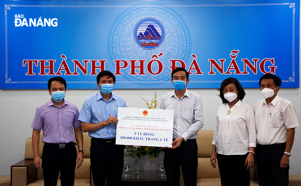 Da Nang People’s Committee Vice Chairman Le Trung Chinh (3rd right) receiving donations from Hai Phong City