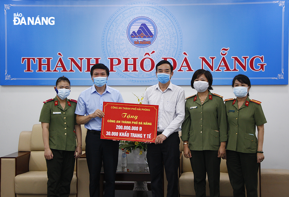 On behalf of leaders of the Da Nang Department of Public Security, Vice Chairman Le Trung Chinh (3rd right) receiving donations from the Hai Phong Department of Public Security