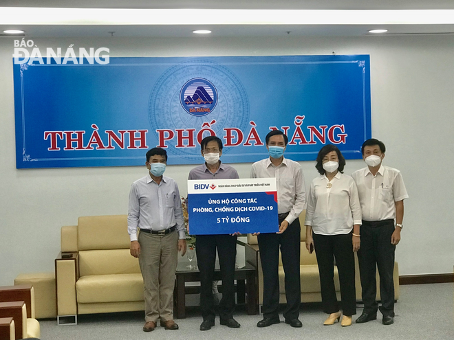 BIDV representatives donating 5 billion VND to support the city's efforts to combat coronavirus