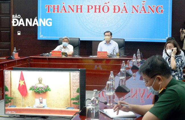 The leaders of Da Nang and the Ministry of Health attending the online meeting chaired by the PM