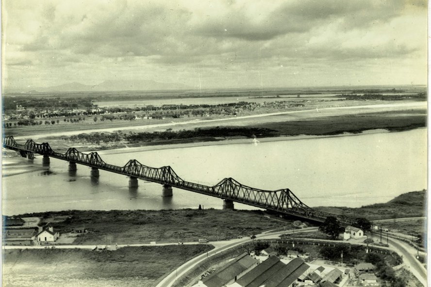Cầu Long Biên vào khoảng những năm 1950. Ảnh: Trung tâm Lưu trữ Quốc gia I.