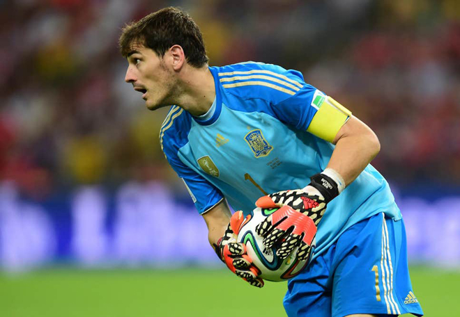 Iker Casillas tuyên bố giã từ sân cỏ ở tuổi 39. Ảnh: AFP/Getty Images