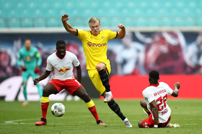Erling Haaland (giữa) vượt qua cái bóng của cha mình để tỏa sáng trong màu áo Borussia Dortmund. Ảnh: New York Times