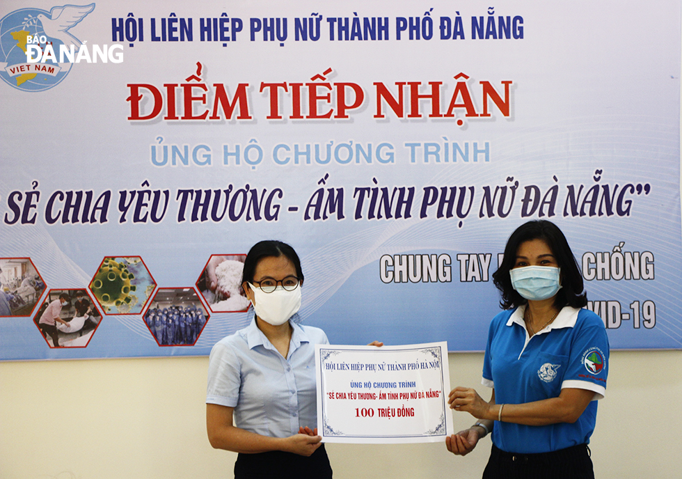 A representative from the Da Nang Women's Union receiving donations from the Ha Noi Women's Union