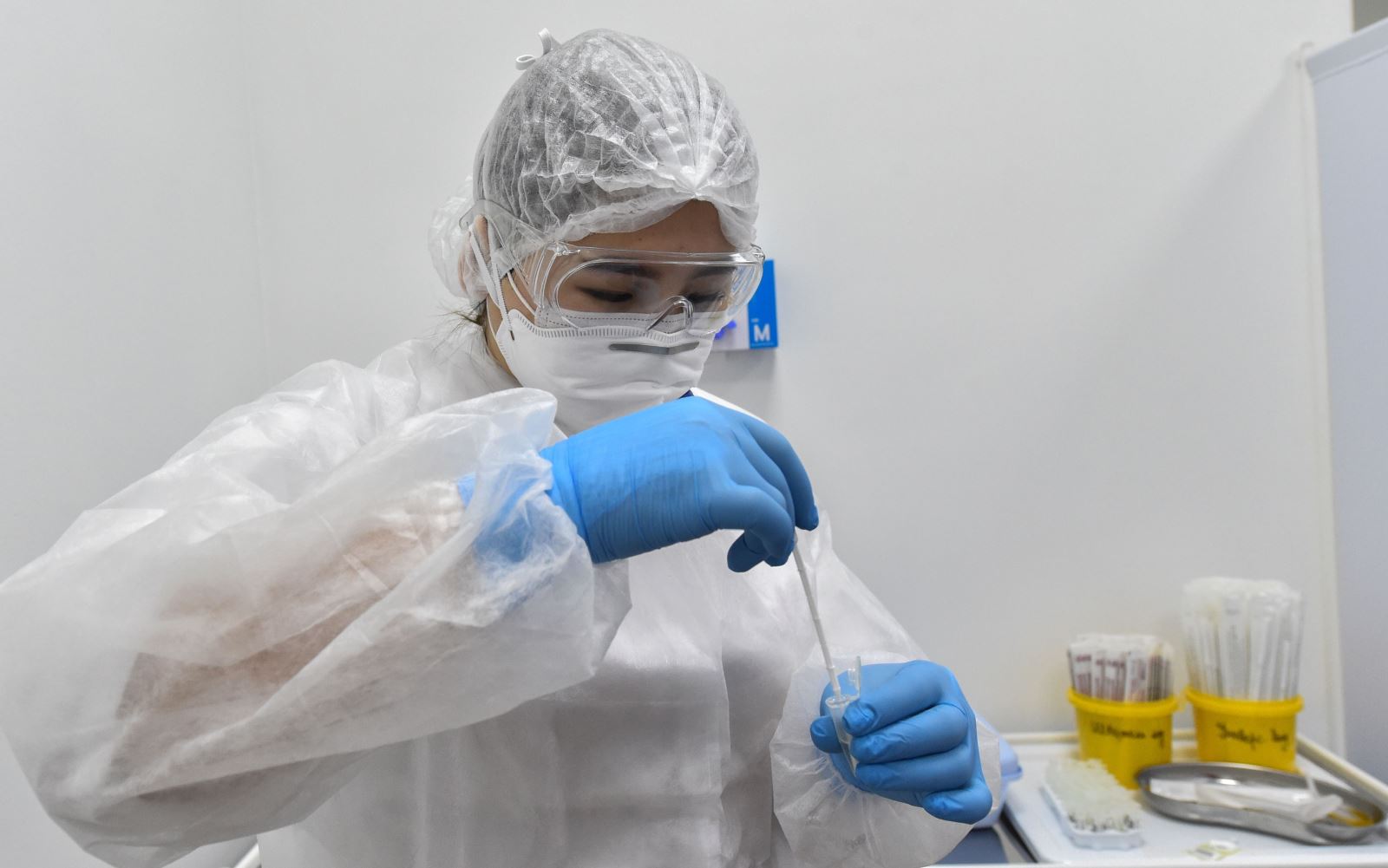 Nhân viên y tế nghiên cứu mẫu bệnh phẩm COVID-19 tại Moscow ngày 2/5/2020. Ảnh: AFP/TTXVN