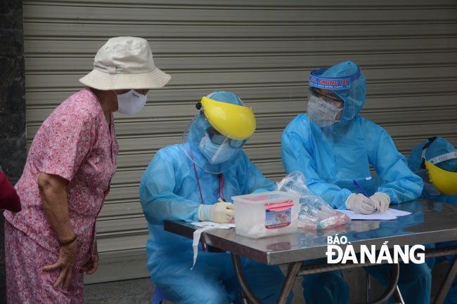 Ngày đầu tiên triển khai, CDC Đà Nẵng đã lấy gần 900 mẫu xét nghiệm gộp của gần 3.300 người. Ảnh: PHAN CHUNG