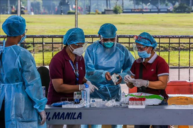 Nhân viên y tế làm nhiệm vụ tại một điểm xét nghiệm COVID-19 ở Manila, Philippines ngày 21/7. Ảnh: THX/TTXVN