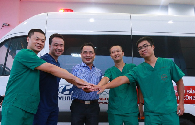 BS Nguyễn Trung Cấp, Phó Giám đốc Bệnh viện cùng Tổ công tác thể hiện quyết tâm hoàn thành nhiệm vụ, trước giờ ra sân bay