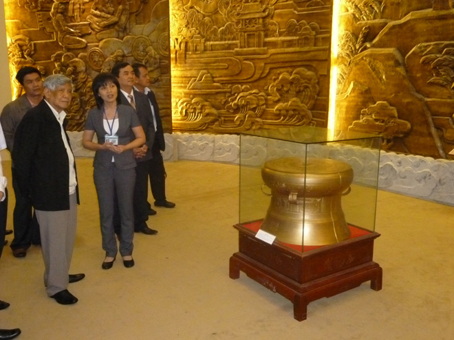 Nguyên Tổng Bí thư Lê Khả Phiêu (bìa trái) thăm Bảo tàng Đà Nẵng ngày 24-2-2013.  Ảnh: Hải Châu	