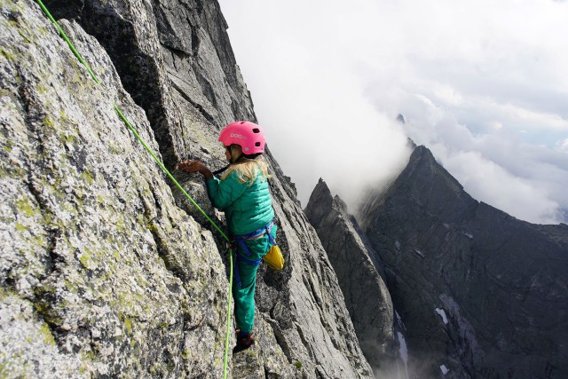 Cô bé Freya, 7 tuổi, tự mình chinh phục đỉnh núi mà không cần trợ giúp