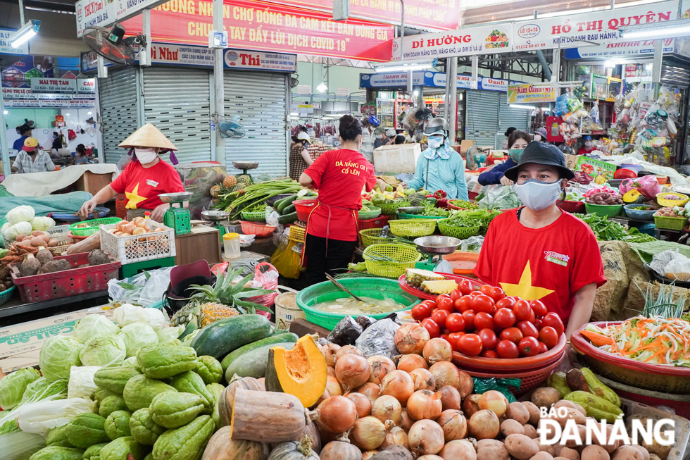 Market stallholders wearing 'Da Nang, Fighting' T-shirt uniforms to show their strong support to the city's battle against the pandemic