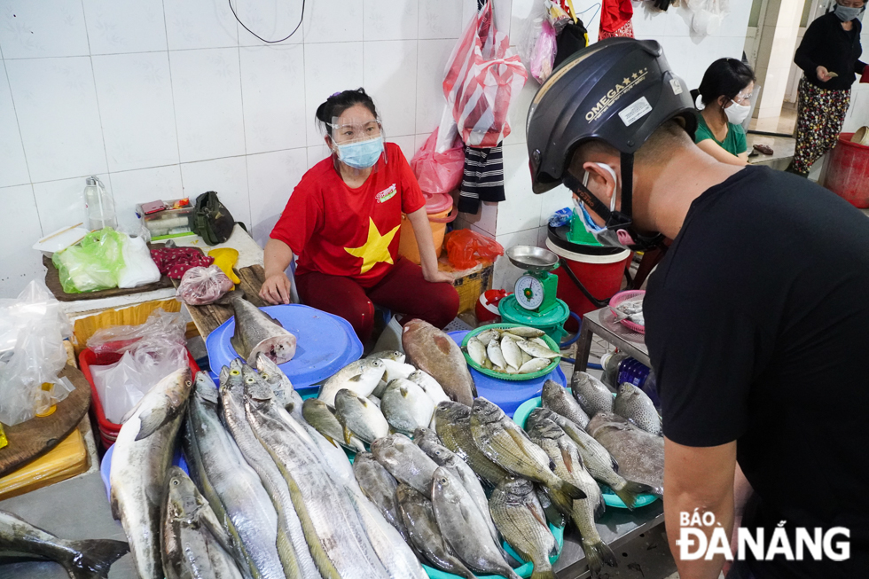 All market stallholders strictly implementing the city's rules on displaying the prices of their products, and selling them at the prices displayed