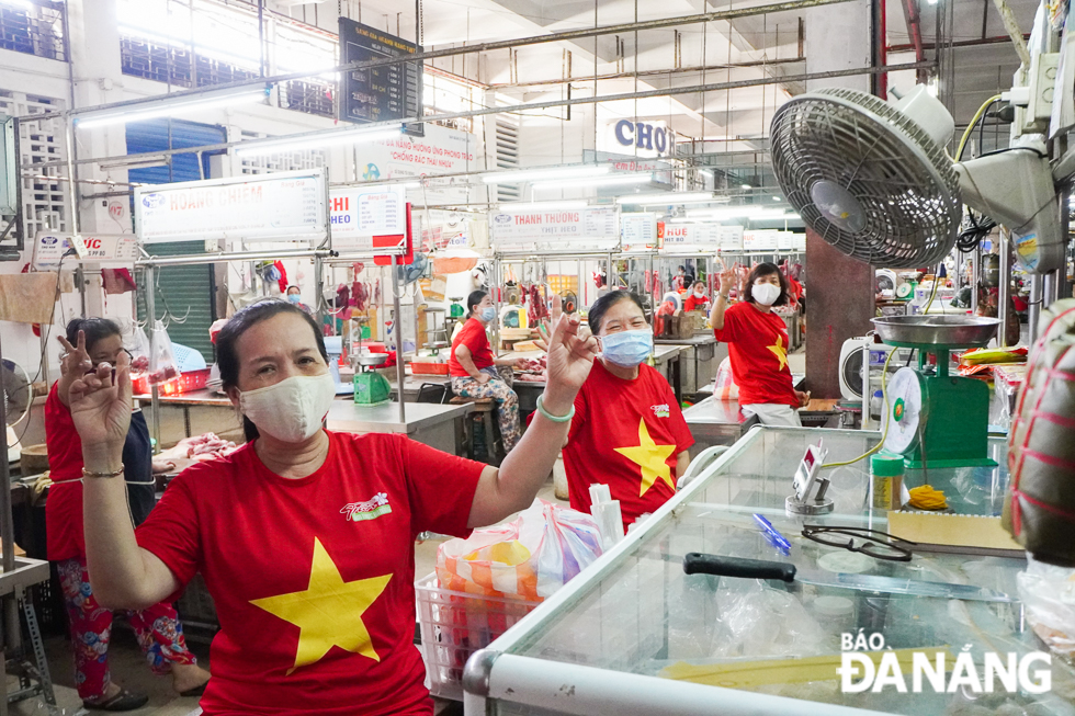 Some stallholders at the Han Market shows their solidarity and support to the city's anti-pandemic fight