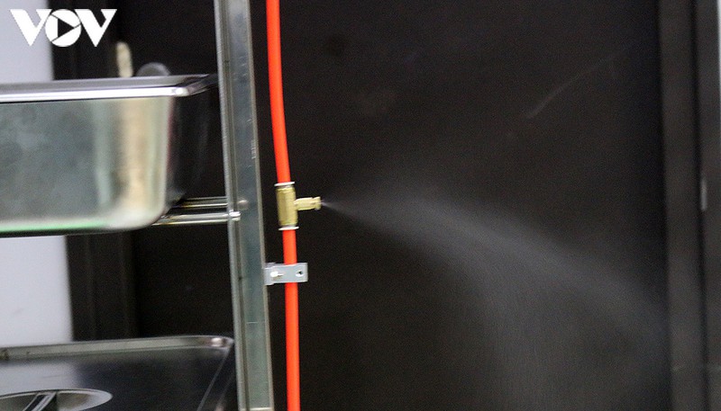 Hệ thống vòi xịt khử khuẩn tự động được bố trí 2 bên thân của robot.