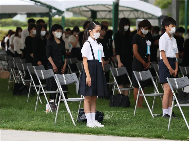 Những người tham dự dành một phút mặc niệm các nạn nhân tại lễ tưởng niệm 75 năm Mỹ ném bom nguyên tử xuống thành phố Hiroshima, Nhật Bản, ngày 6/8/2020. Ảnh: AFP/TTXVN