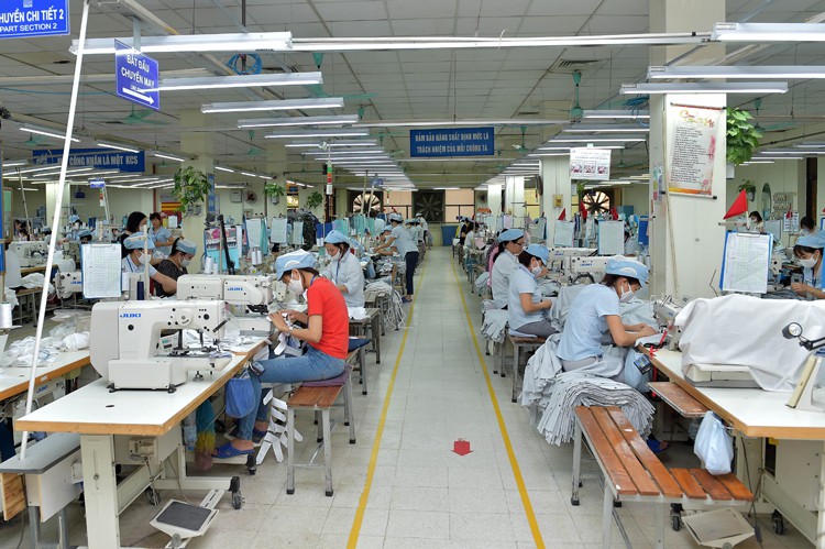 Công nhân tại Tổng Công ty May 10. Ảnh do Tập đoàn dệt may cung cấp.