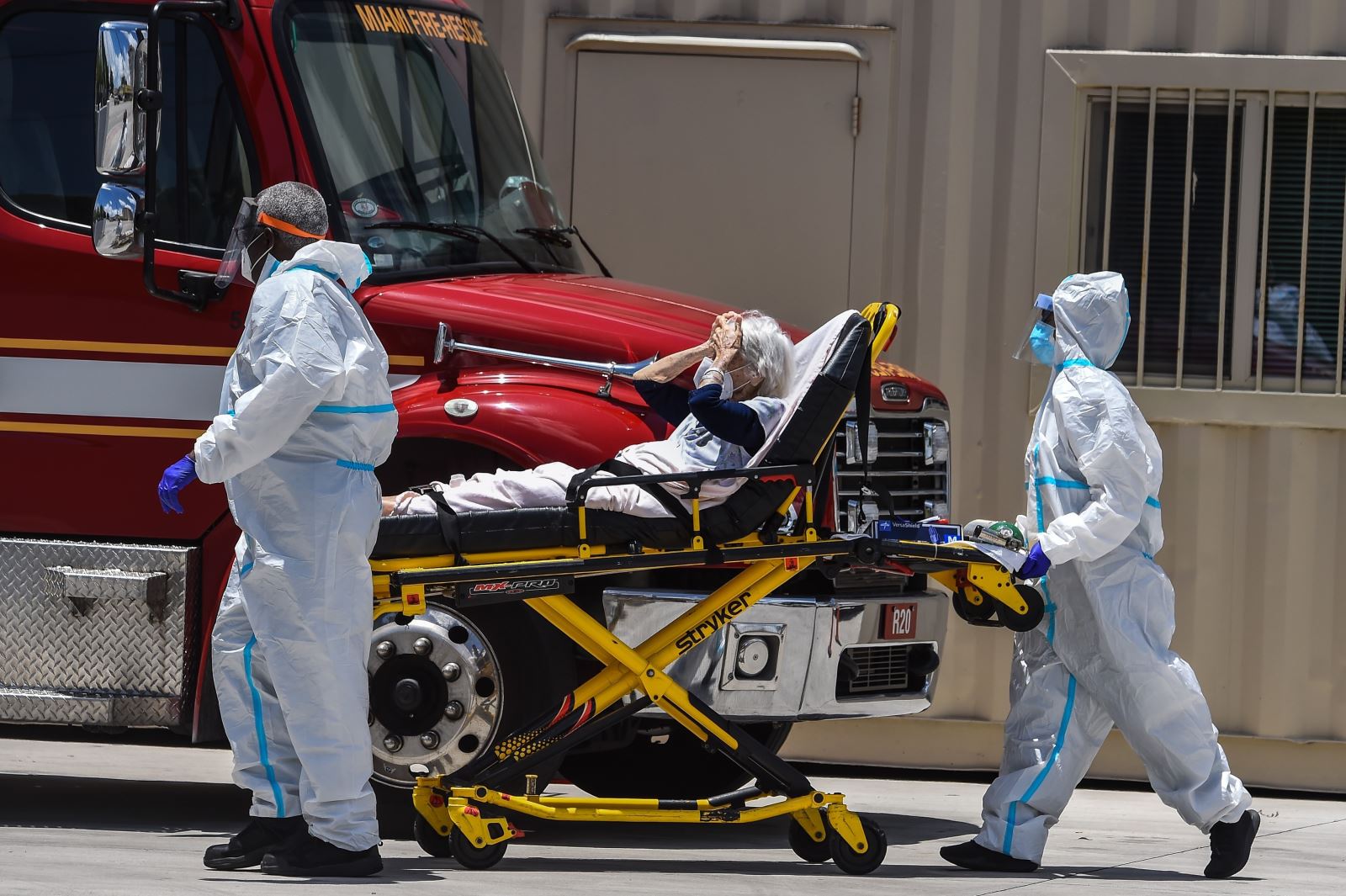 Nhân viên y tế chuyển bệnh nhân COVID-19 ở gần Miami, Mỹ ngày 30/7/2020. Ảnh: AFP/TTXVN