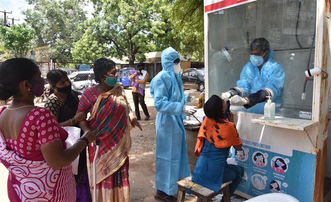Nhân viên y tế lấy mẫu dịch xét nghiệm COVID-19 cho người dân tại Hyderabad, Ấn Độ, ngày 29/7/2020. Ảnh: THX/ TTXVN