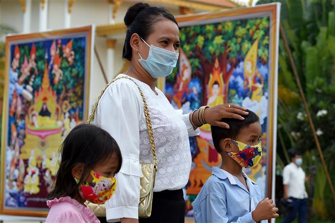 Người dân đeo khẩu trang phòng lây nhiễm COVID-19 tại Phnom Penh, Campuchia. Ảnh: AFP/TTXVN