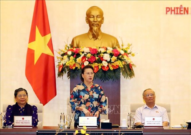 NA Chairwoman Nguyen Thi Kim Ngan (standing) delivers a speech at the previous meeting (Photo: VNA)