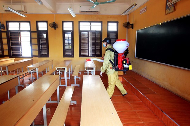 Disinfecting a class to prepare for the national high school graduation exam (Photo: VNA)