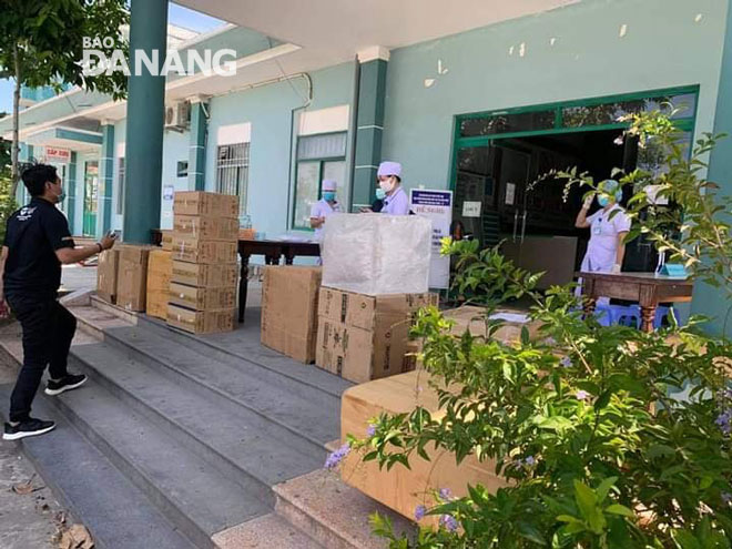 Đưa hàng đến Trung tâm y tế thị xã Điện Bàn, Quảng Nam