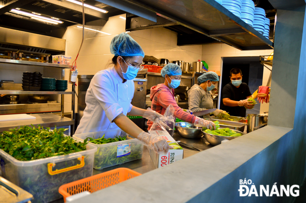 Kitchen staff preparing meals for frontline healthcare workers at the Khoi Café & Restaurant in Hai Chau District