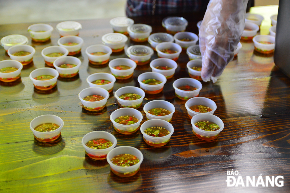 Soups and sauces are put into small plastic containers instead of nylon bags