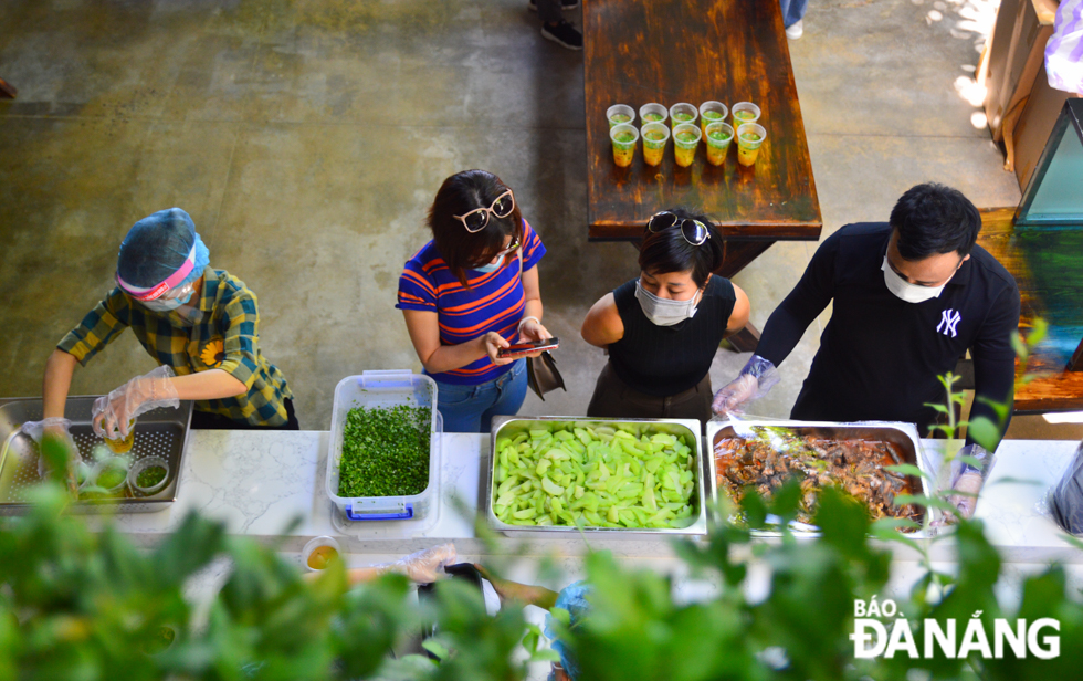 Every day, the two charity kitchens can together offer between 4,000 and 5,000 free meals to people serving at the quarantine and blockade areas.