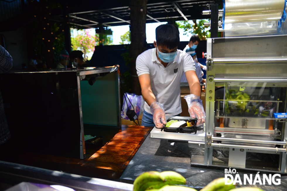 After being disinfected, the portions of meals will be capped automatically by an automatic capping machine to ensure food safety and hygiene before being delivering to frontline anti-epidemic forces