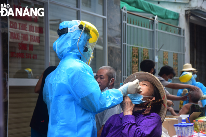 Lực lượng Y tế quận Sơn Trà lấy mẫu xét nghiệm SARS-CoV-2 tại phường An Hải Đông, quận Sơn Trà. Ảnh: T. HUY