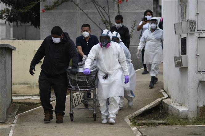 Nhân viên y tế chuyển thi thể bệnh nhân COVID-19 tại Mixco, Guatemala ngày 6/8/2020. Ảnh: AFP/ TTXVN