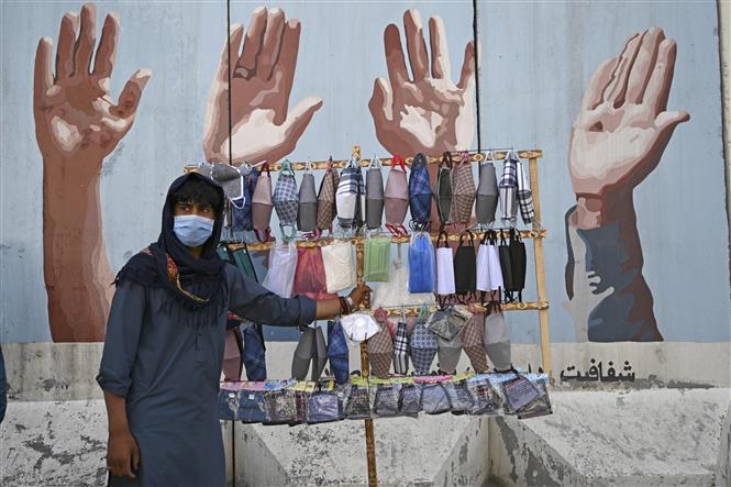 Một quầy hàng bán khẩu trang tại Kabul, Afghanistan. Ảnh: AFP/TTXVN