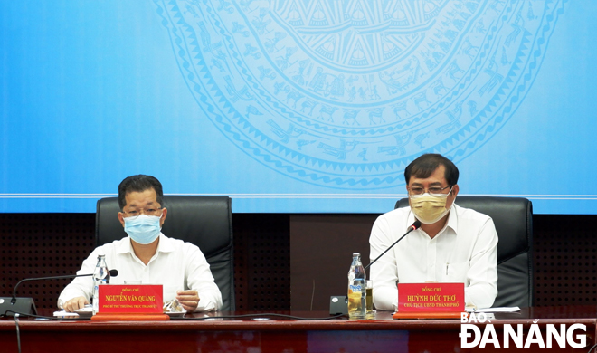 Municipal Party Committee Deputy Secretary Nguyen Van Quang(left) and the Da Nang People's Committee Chairman cum Head of the Steering Committee for Covid-19 Prevention and Control, Mr Huynh Duc Tho co-chairing the Monday meeting on the Covid-19 prevention and control tasks