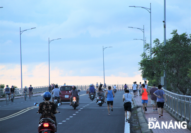 Nhiều nhóm thanh niên tập trung đông đúc trên cầu Thuận Phước chiều 10-8. Ảnh: H.H