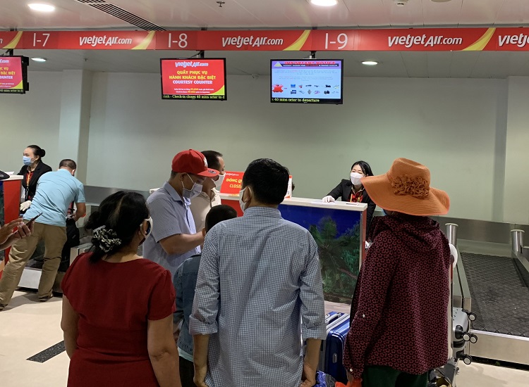 Hành khách làm thủ tục tại sân bay Tân Sơn Nhất trong mùa dịch bệnh Covid-19.