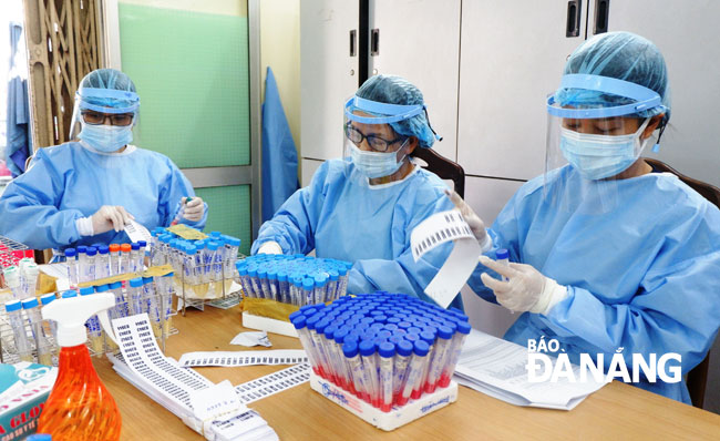 The CDC Da Nang’s staff collecting the already-taken samples for tests