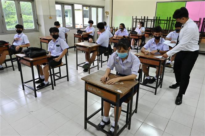 Học sinh đeo khẩu trang phòng lây nhiễm COVID-19 tại một trường học ở Bangkok, Thái Lan ngày 1/7/2020. Ảnh: AFP/ TTXVN