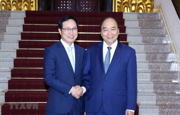 Prime Minister Nguyen Xuan Phuc (R) and Samsung Vietnam General Director Choi Joo Ho (Photo: VNA) 