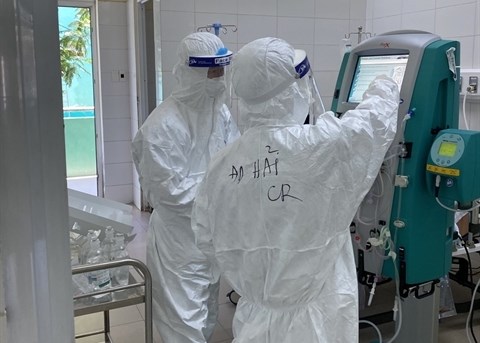 Doctors from HCM City’s Cho Ray Hospital assist medical staff at the Da Nang Lung Hospital treat severe COVID-19 patients (Photo courtesy of Cho Ray Hospital)