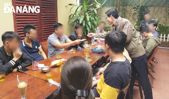 Lãnh đạo UBND phường Hải Châu I gặp mặt động viên và tặng quà cho thanh, thiếu niên đã 3 năm không bị tái nghiện năm 2019. Ảnh: T.S