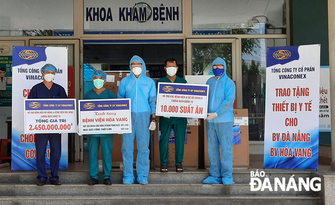 Vinaconex handing donations of medical supplies to the Da Nang General Hospital and the Hoa Vang Field Hospital