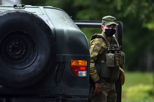 Cảnh sát đặc nhiệm Belarus gác tại điểm kiểm soát trên một tuyến đường ở ngoại ô thủ đô Minsk, ngày 9-8-2020. Ảnh: AFP/TTXVN