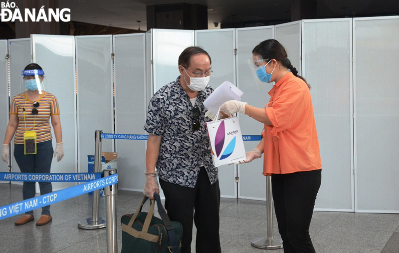 Before boarding flights to leave Da Nang, tourists received thank you gifts from the Department of Tourism