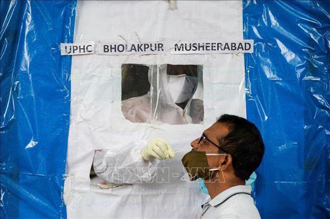 Nhân viên y tế lấy mẫu xét nghiệm Covid-19 tại Hyderabad, Ấn Độ, ngày 10-8. Ảnh: AFP/TTXVN
