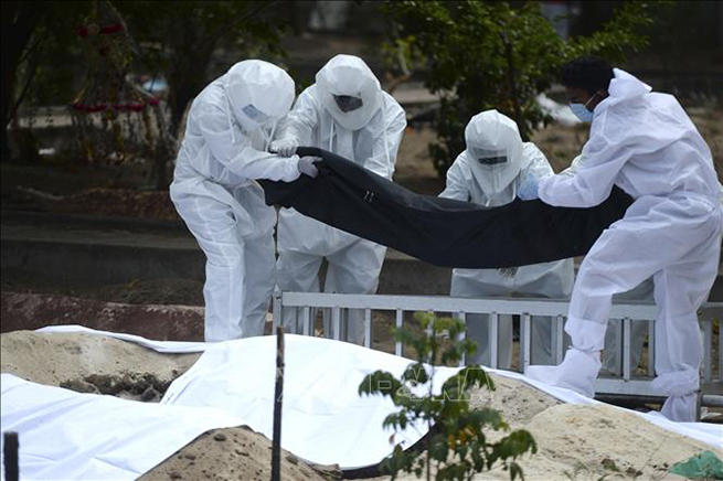  Chôn cất thi thể bệnh nhân mắc Covid-19 tại Chennai, Ấn Độ ngày 16-6-2020. Ảnh: AFP/TTXVN