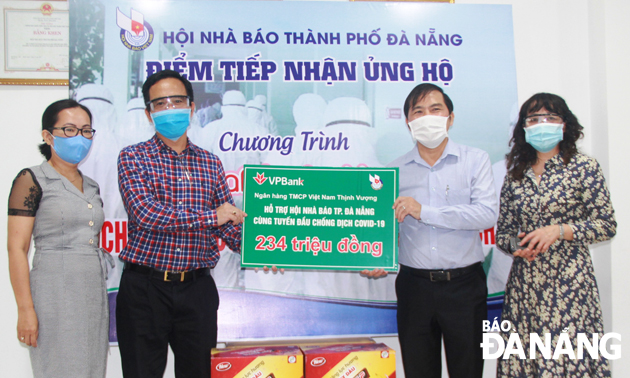 Chairman of the Da Nang Journalists’ Association Nguyen Duc Nam (2nd right) receiving donations from VPBank representatives