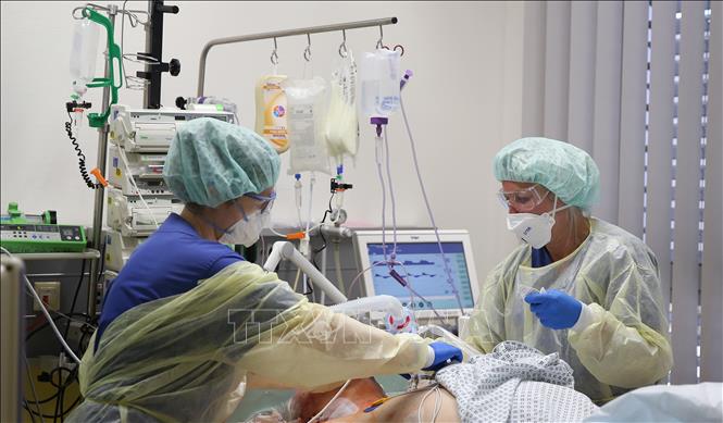 Chăm sóc bệnh nhân nhiễm Covid-19 tại Magdeburg, Đức. Ảnh minh họa: AFP/TTXVN