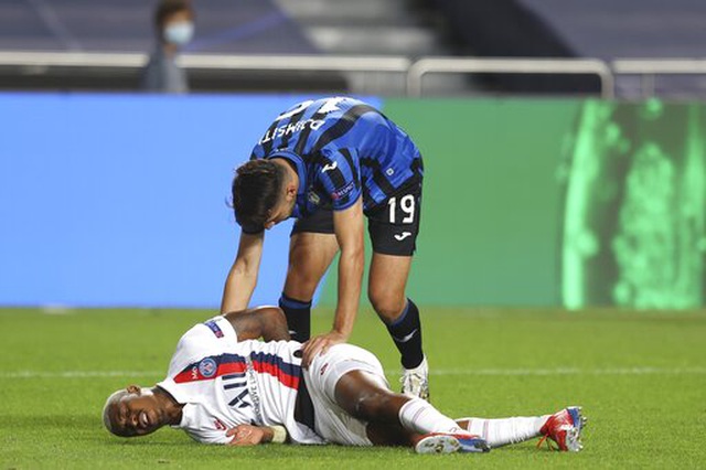Atalanta chọn lối chơi áp sát và liên tục phạm lỗi với các cầu thủ PSG